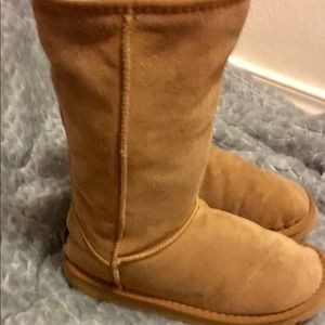 UGG CLASSIC TAN SIZE 8 women’s
